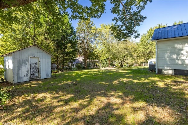 view of yard with a storage shed