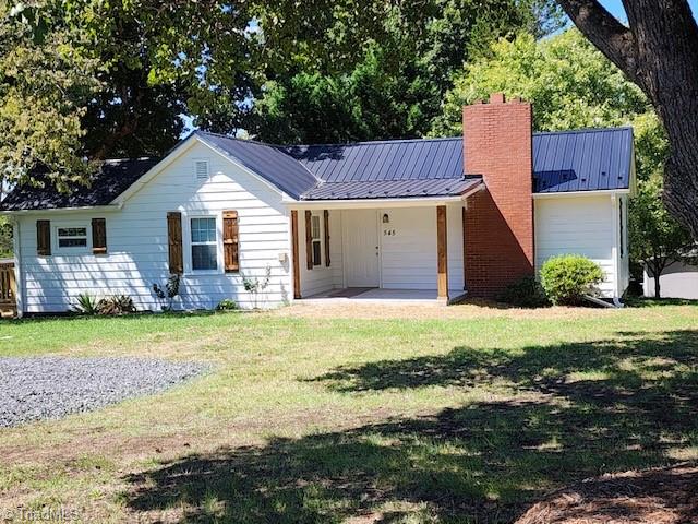 ranch-style house with a front yard