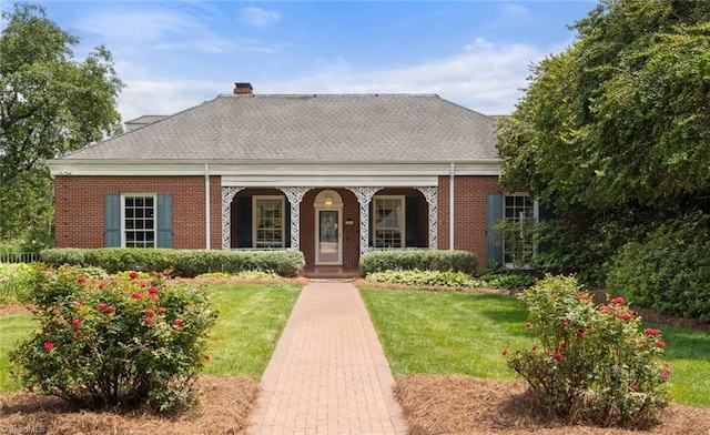 view of front of house with a front lawn