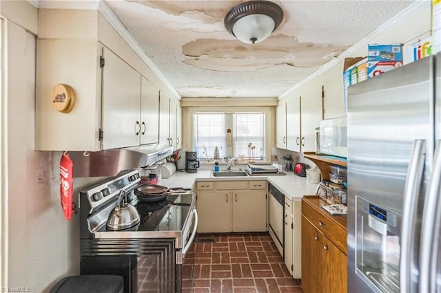 kitchen with sink, crown molding, stainless steel appliances, a textured ceiling, and cream cabinets