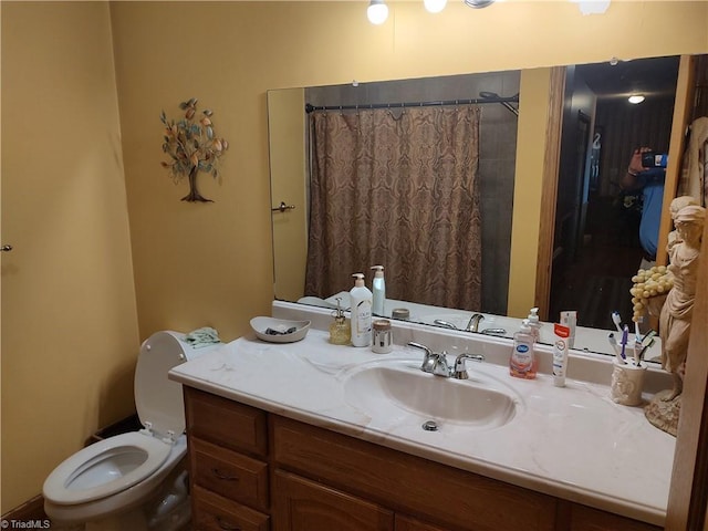 345 Anderson Rd, Eden, NC 27288 - full bathroom with curtained shower, vanity, and toilet