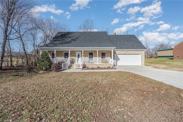 view of front of property featuring a front lawn, a garage, and a porch