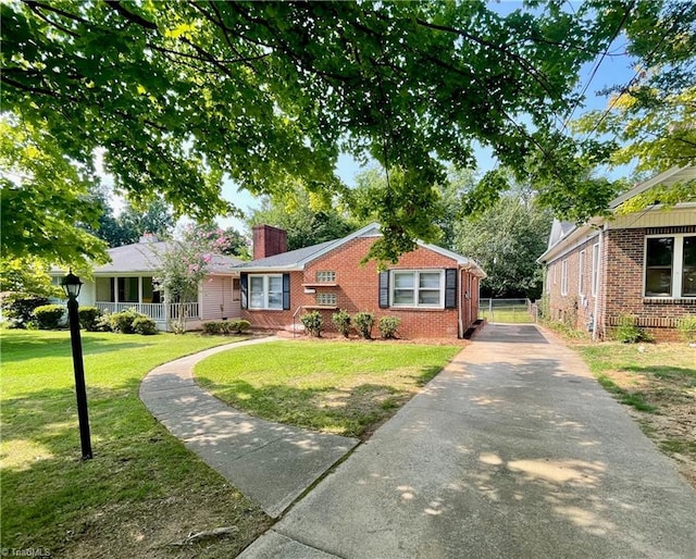 view of front of house featuring a front lawn