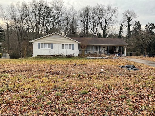 single story home with a porch