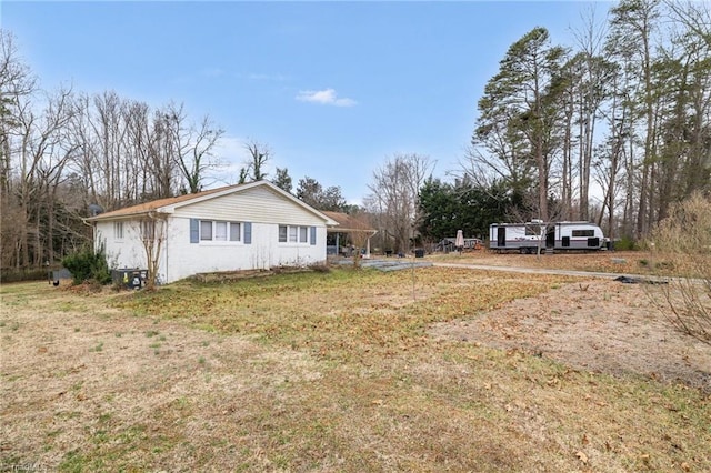 view of side of property featuring a yard