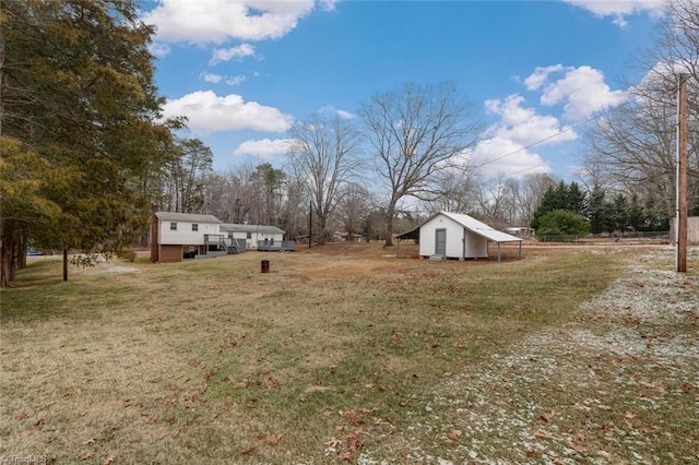 view of yard with an outdoor structure