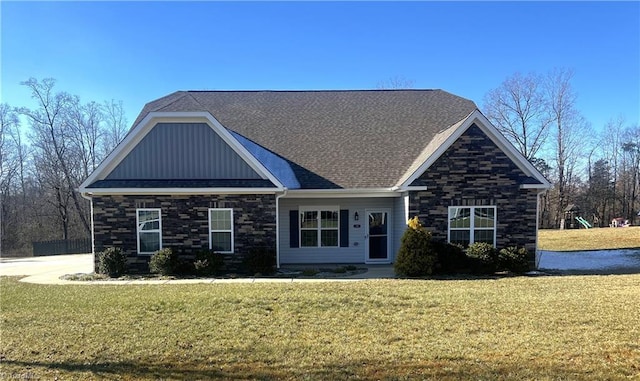 craftsman house featuring a front lawn