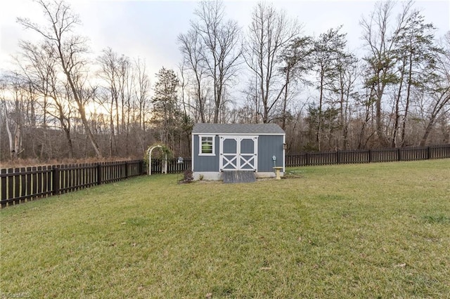 view of yard featuring a storage unit