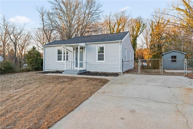 view of front facade featuring a front yard