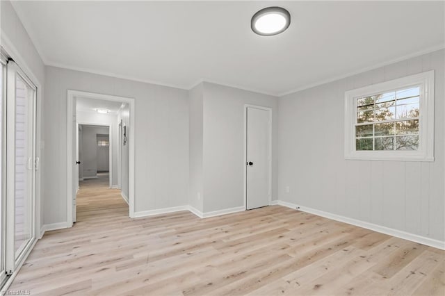 unfurnished room with crown molding and light hardwood / wood-style floors