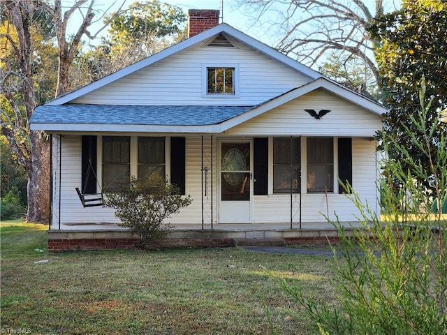 view of front facade featuring a front lawn