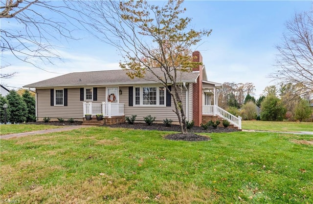 ranch-style home featuring a front lawn