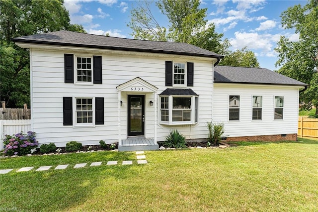 colonial home featuring a front lawn