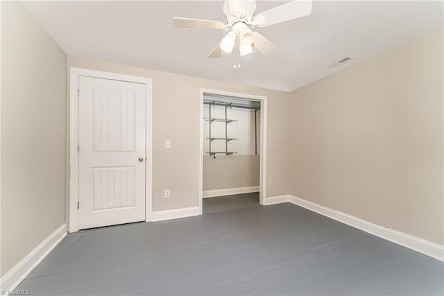 unfurnished bedroom featuring ceiling fan and a closet