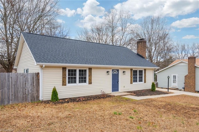 view of front of property featuring a front yard