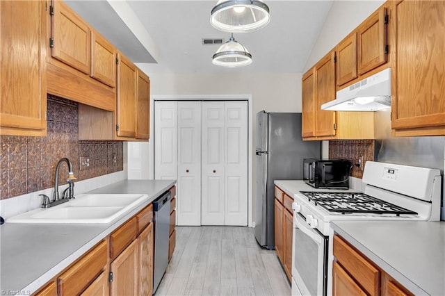 kitchen with visible vents, under cabinet range hood, a sink, gas range gas stove, and stainless steel dishwasher