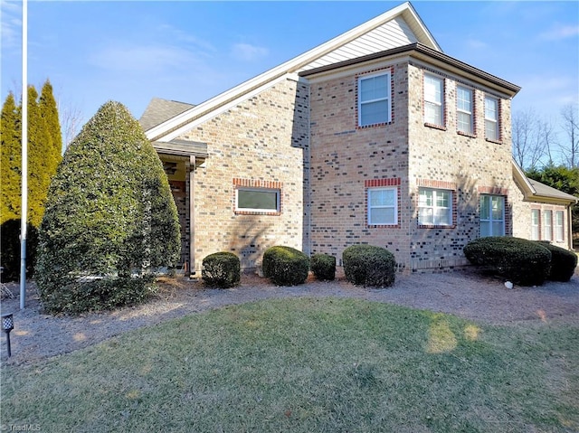 view of side of property featuring a yard