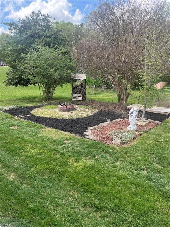 view of yard featuring a fire pit