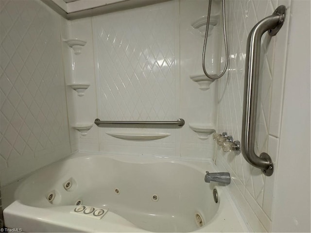 bathroom with tiled shower / bath combo