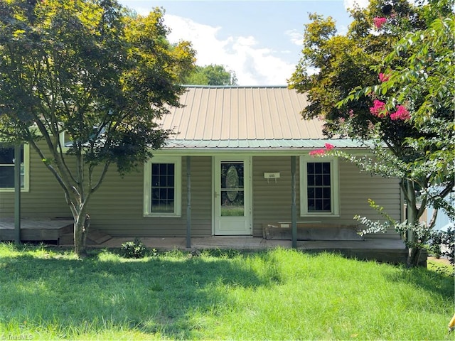 view of front of property with a front lawn