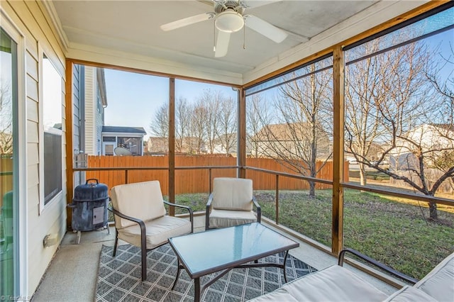 sunroom with outdoor lounge area and ceiling fan