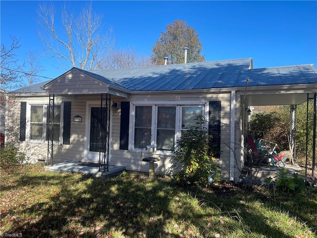 view of front of property featuring a front yard