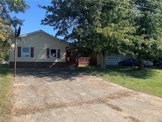 view of front facade featuring a front yard and a garage