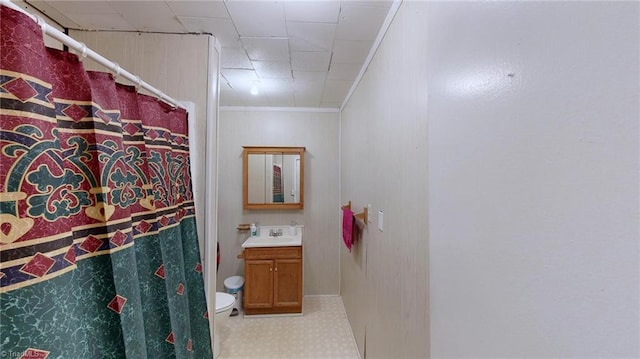 bathroom featuring crown molding, a shower with shower curtain, vanity, and toilet