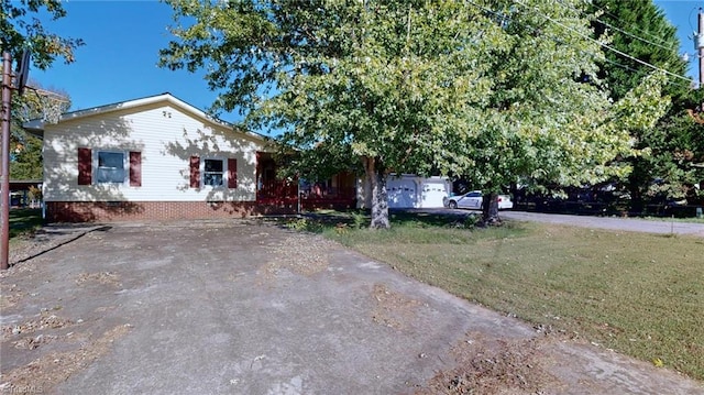 view of front facade with a front yard