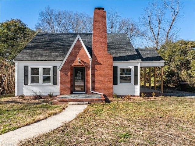 view of front of property featuring a carport and a front lawn