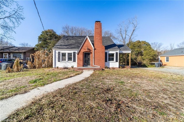 view of front facade with a front lawn