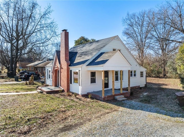 bungalow-style house featuring a front yard and covered porch