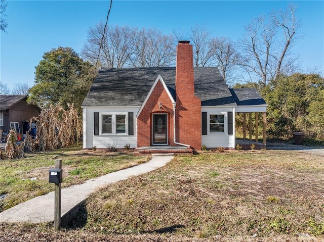 view of front of home featuring a front lawn