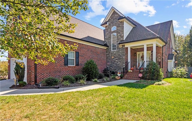 view of front facade featuring a front yard