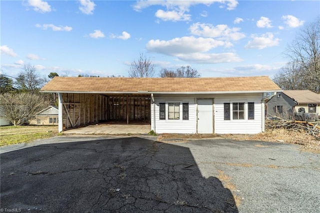 view of front of home featuring a carport and driveway