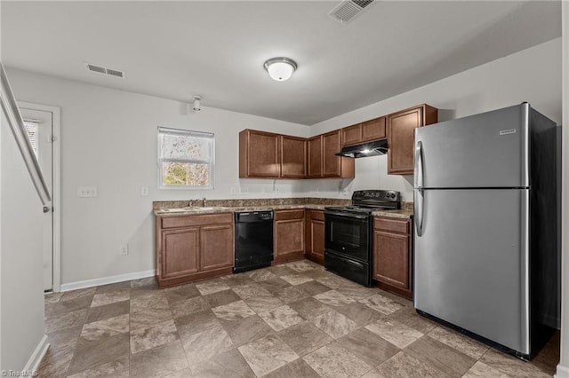 kitchen featuring under cabinet range hood, a sink, visible vents, baseboards, and black appliances