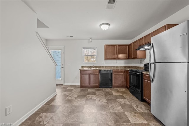 kitchen with visible vents, a sink, black appliances, under cabinet range hood, and baseboards