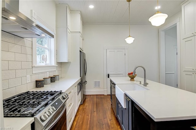 kitchen featuring visible vents, under cabinet range hood, a sink, stainless steel appliances, and white cabinets