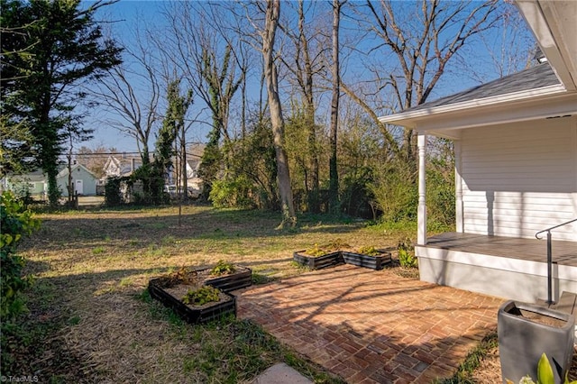 view of yard featuring a garden