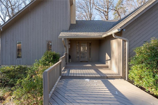 property entrance featuring a shingled roof