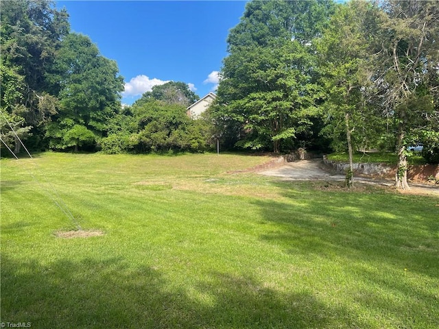 1706 Windsor Dr, High Point, NC 27262 - view of grassy yard