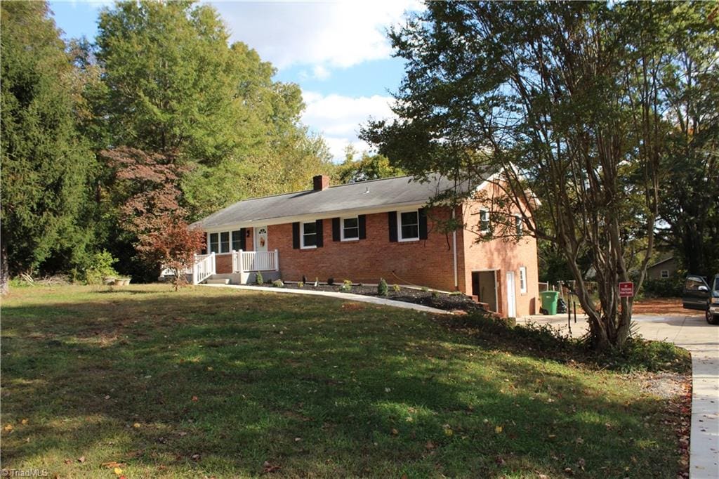 view of front of property with a front yard