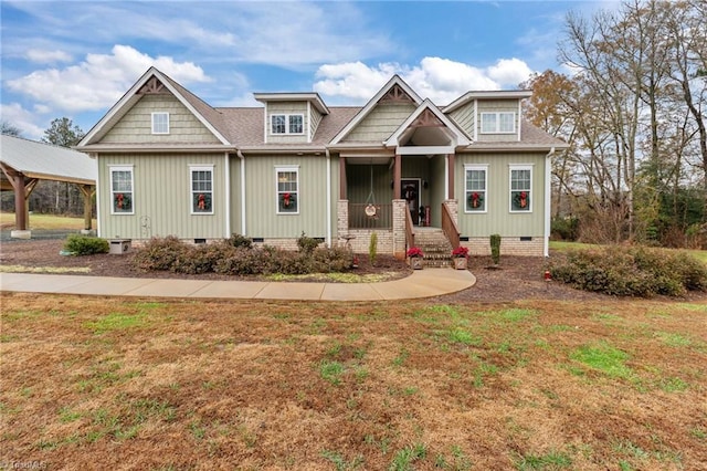 craftsman house featuring a front yard