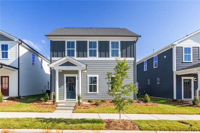 view of front facade featuring a front yard