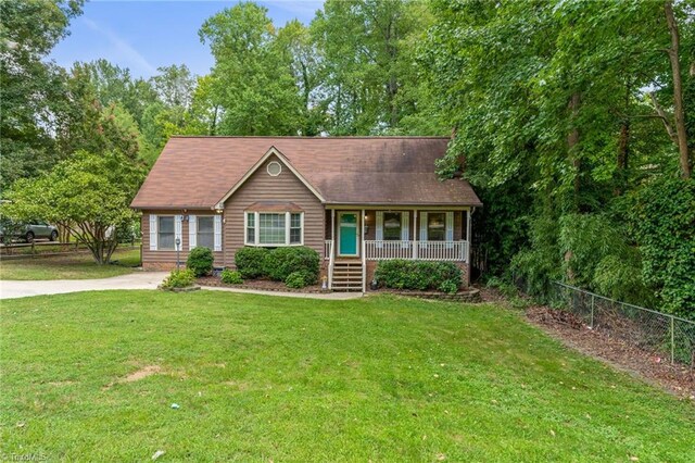 view of front of property featuring a porch and a front lawn