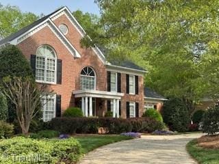 105 Finborough Ct, Kernersville, NC 27284 - georgian-style home featuring concrete driveway and brick siding
