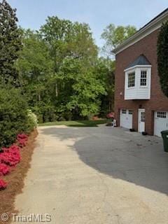 105 Finborough Ct, Kernersville, NC 27284 - view of side of home featuring aphalt driveway and a garage