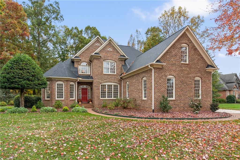 view of front property featuring a front yard