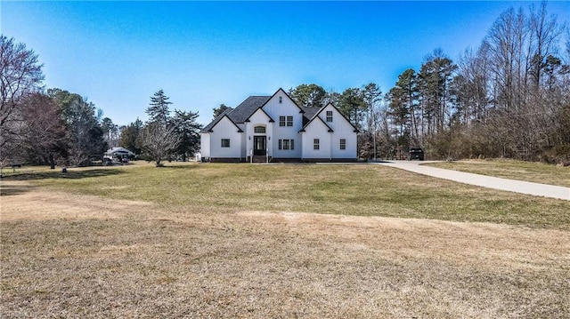 view of front of property featuring a front lawn