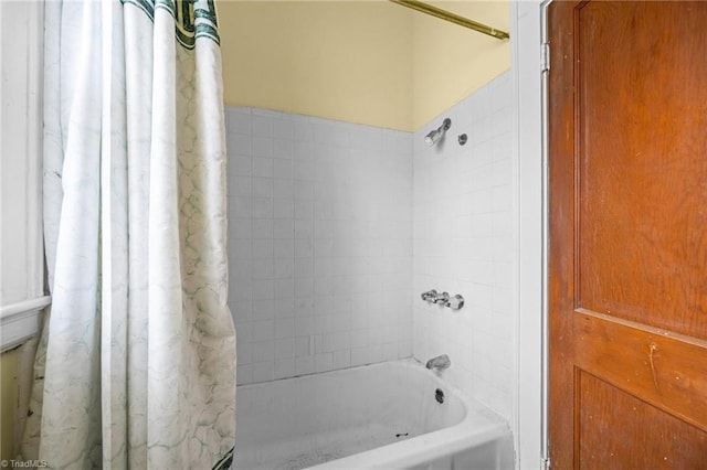 bathroom featuring shower / tub combo